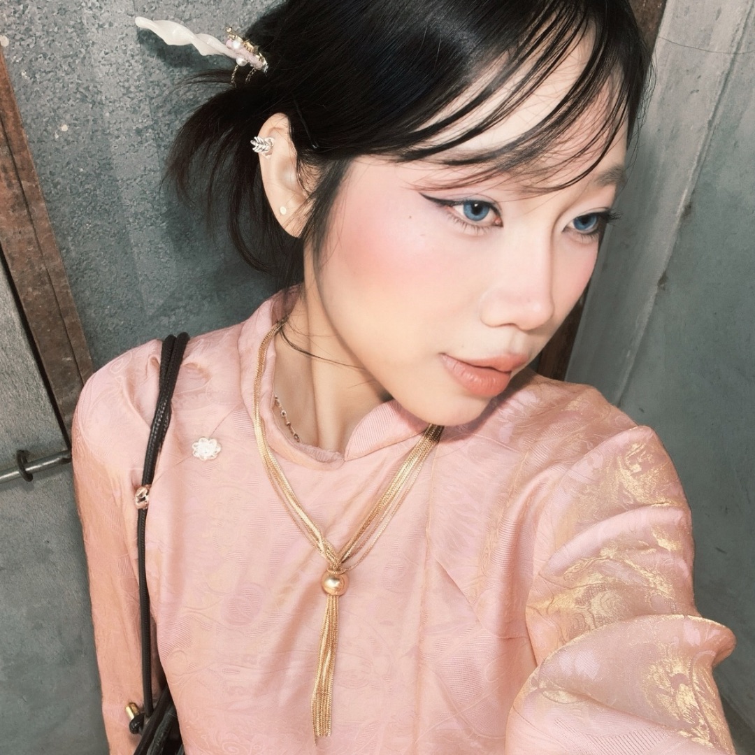 User Thư profile image